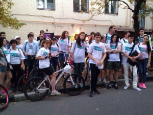 Велосипедисты в белых футболках с девизом «Вместе к победе» проехали по живописному маршруту и привлекли внимание большого числа отдыхающих