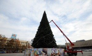 Около 60 искусственных елок установят в Южном округе к Новому году