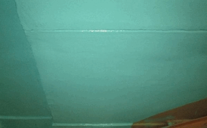 Окрасочное покрытие стен подъезда после проведенных работ по ремонту 