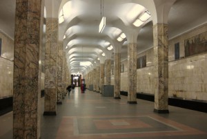 Вестибюли станций столичного метро украсят гирляндами к Новому году
