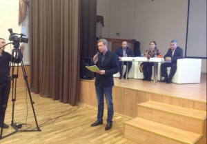 В начале дискуссии перед всеми собравшимися выступил глава муниципального округа Чертаново Южное Александр Новиков