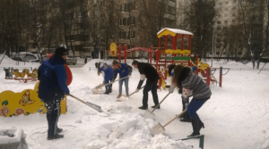 Сотрудники «Жилищника» расчистили снег в Покровском парке