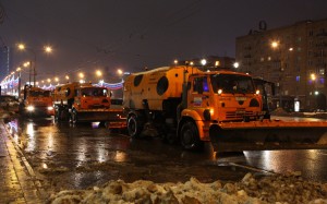 Выпавший в Москве снег убирали около семи тысяч единиц техники 