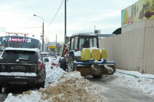 Уборка снега в районе Чертаново Южное ведется в круглосуточном режиме