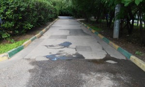 В районе Чертаново Южное провели ямочный ремонт асфальтобетонного покрытия