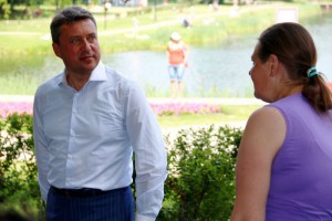 Депутат ГД Анатолий Выборный посетил любительский турнир по шахматам в Покровском парке
