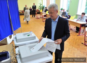 Мэр Сергей Собянин посетил избирательный участок №90 в Центральном административном округе Москвы