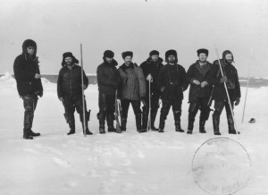 Группа полярников на дрейфующей льдине (Баянов третий слева)