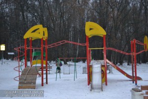 Синтетическое покрытие уложили на трех детских площадках района