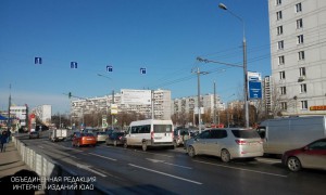 На улице Подольских Курсантов перекрыли одну полосу движения из-за ремонтных работ