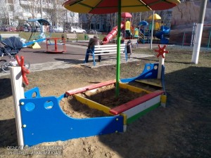 В районе провели ремонт пяти детских площадок