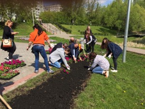 Дети на экологическом флешмобе в Покровском парке