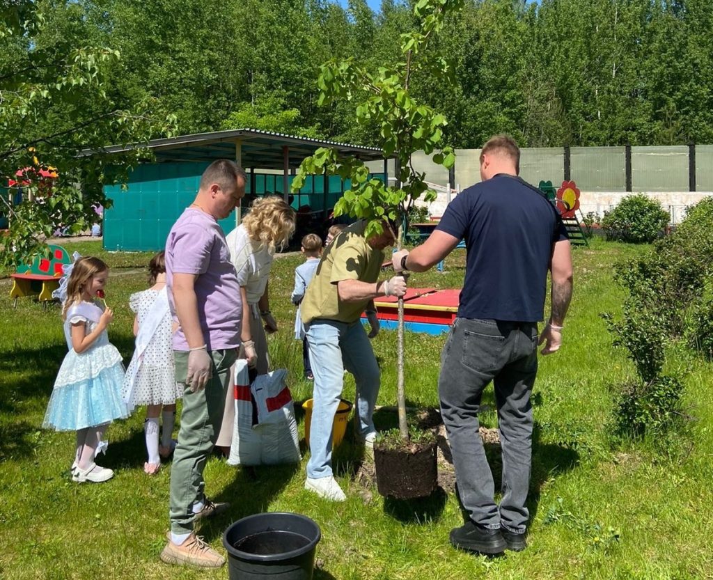 Родители и дети из подготовительной группы школы №1173 посадили молодую липу на территории детского сада. Фото: страница ГБОУ «Школа № 1173» в социальных сетях