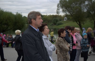 Александр Новиков принял участие в субботнике по уборке Варшавских прудов