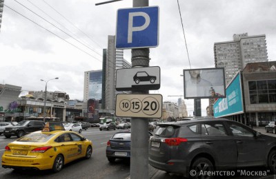 Получить резидентное разрешение на бесплатную стоянку могут москвичи в районах, где с 26 декабря точечно введут платные парковки