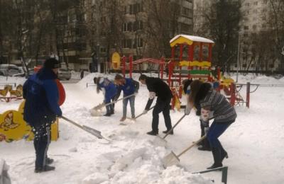 Сотрудники «Жилищника» расчистили снег в Покровском парке