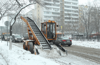 Две бригады направлены на уборку снега в районе