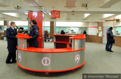 Стойка информации на станции метро "Комсомольская"