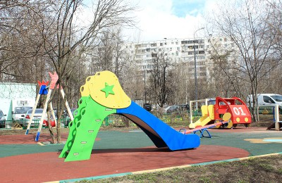 В районе Чертаново Южное отремонтировали детские площадки