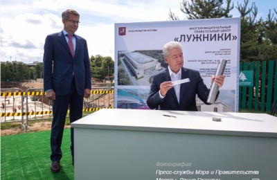 Мэр Москвы Сергей Собянин подписал послание потомкам, которое заложили в капсулу и поместили в основание строящегося центра водных видов спорта «Лужники»