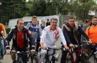 Участники велопробега, в центре –депутат Госдумы Анатолий Выборный
