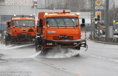 Коммунальщики столицы в преддверии зимы еще раз промоют специальным шампунем дороги, тротуары и дворы