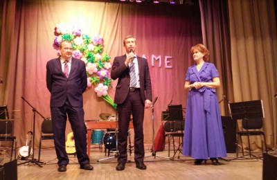 Глава управы Николай Щербаков и глава муниципального округа Александр Новиков на праздничном концерте