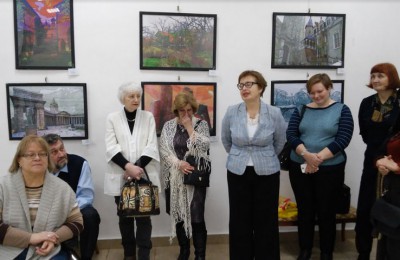 Депутат Лидия Бойцова с посетителями выставки