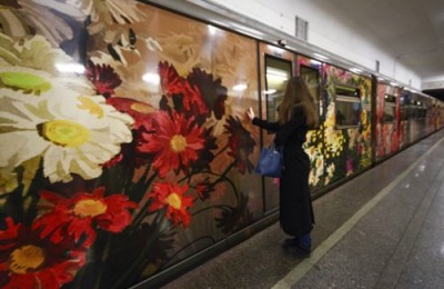 Поезд "Акварель" в метро Москвы