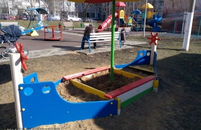 В районе провели ремонт пяти детских площадок