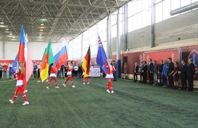 В манеже «Чертаново» на юге Москвы прошел матч между волонтерами, журналистами и воспитанниками столичных спортивных школ