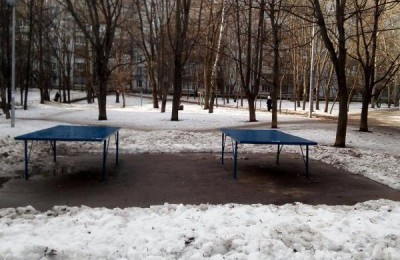 На Россошанской улице заменили столы для пинг-понга