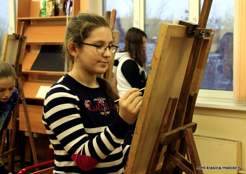 Ученики на занятиях по рисованию в техникуме им. Красина