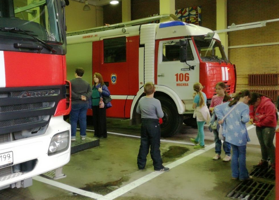 Дети рассматривают машины в пожарной части