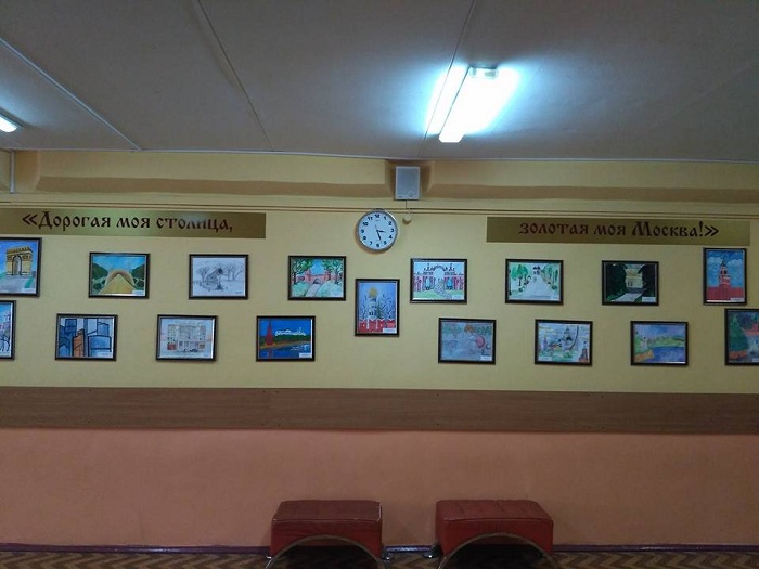 Выставка ученических картин в школе