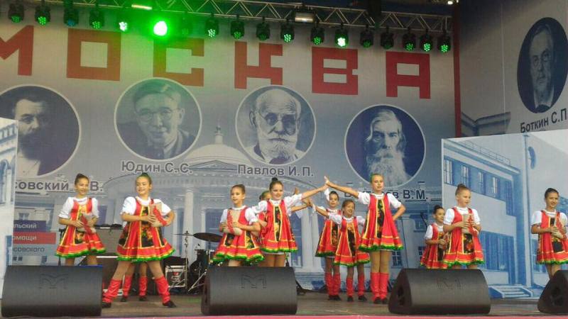 Творческий коллектив дома культуры "Гармония" на сцене парка "Печатники"