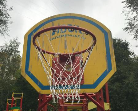 Городские службы восстановили неисправности баскетбольной площадки района