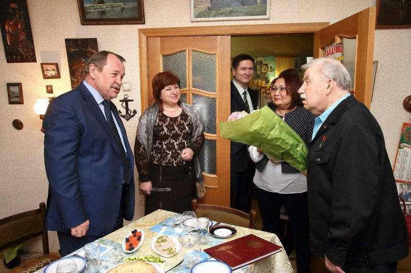 Алексей Челышев поздравил Рудольфа Голосова