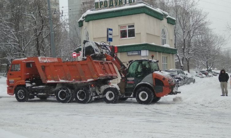 Коммунальные службы района продолжают расчищать снежные заносы