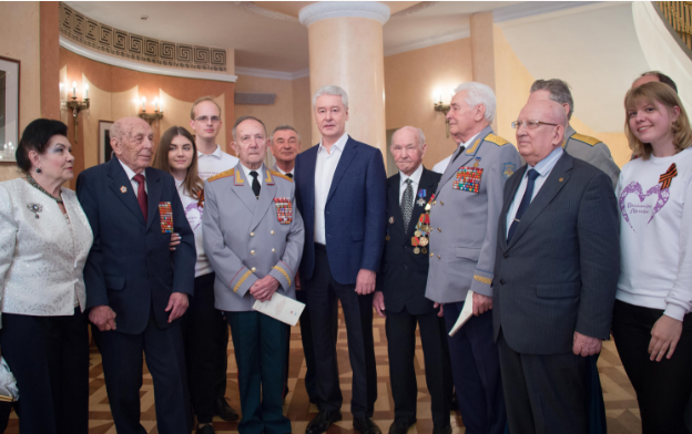 Мэр Москвы Сергей Собянин с ветеранами