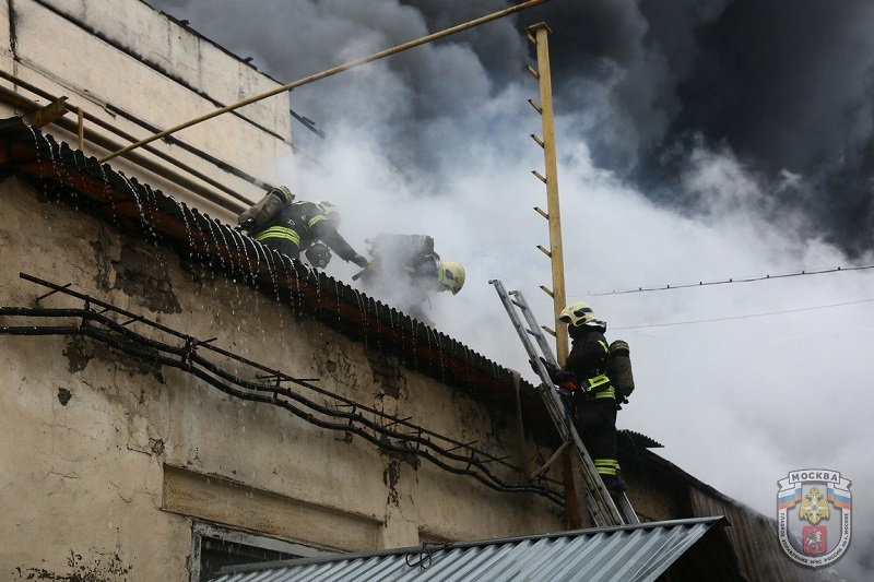 Пожарные Москвы ликвидировали крупное возгорание на складе в Чертаново