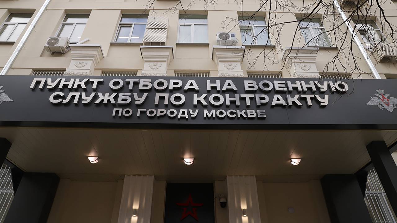 Народный артист РФ Александр Буйнов посетил Единый пункт отбора на военную службу в Москве. Фото: Анатолий Цымбалюк, «Вечерняя Москва»