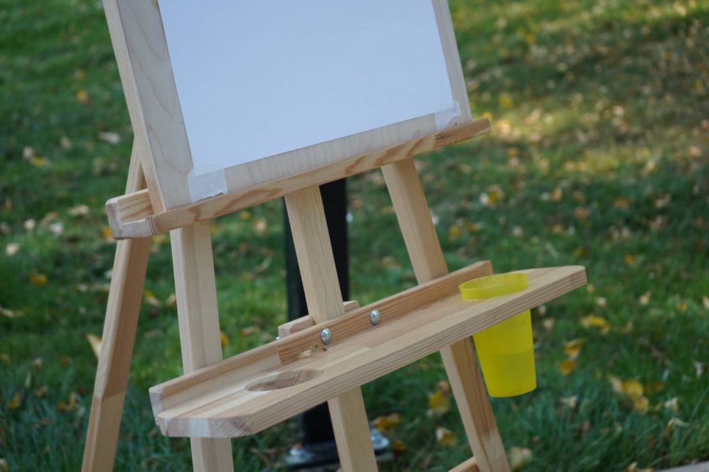 Представители художественной студии провели пленэр при ДК «Маяк». Фото: Анна Быкова, «Вечернаяя Москва»