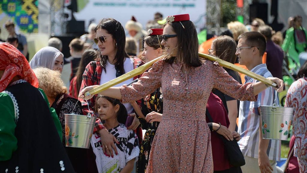 Волонтеры школы №1526 помогали на празднике «Сабантуй-2025». Фото: Пелагия Замятина, «Вечерняя Москва»