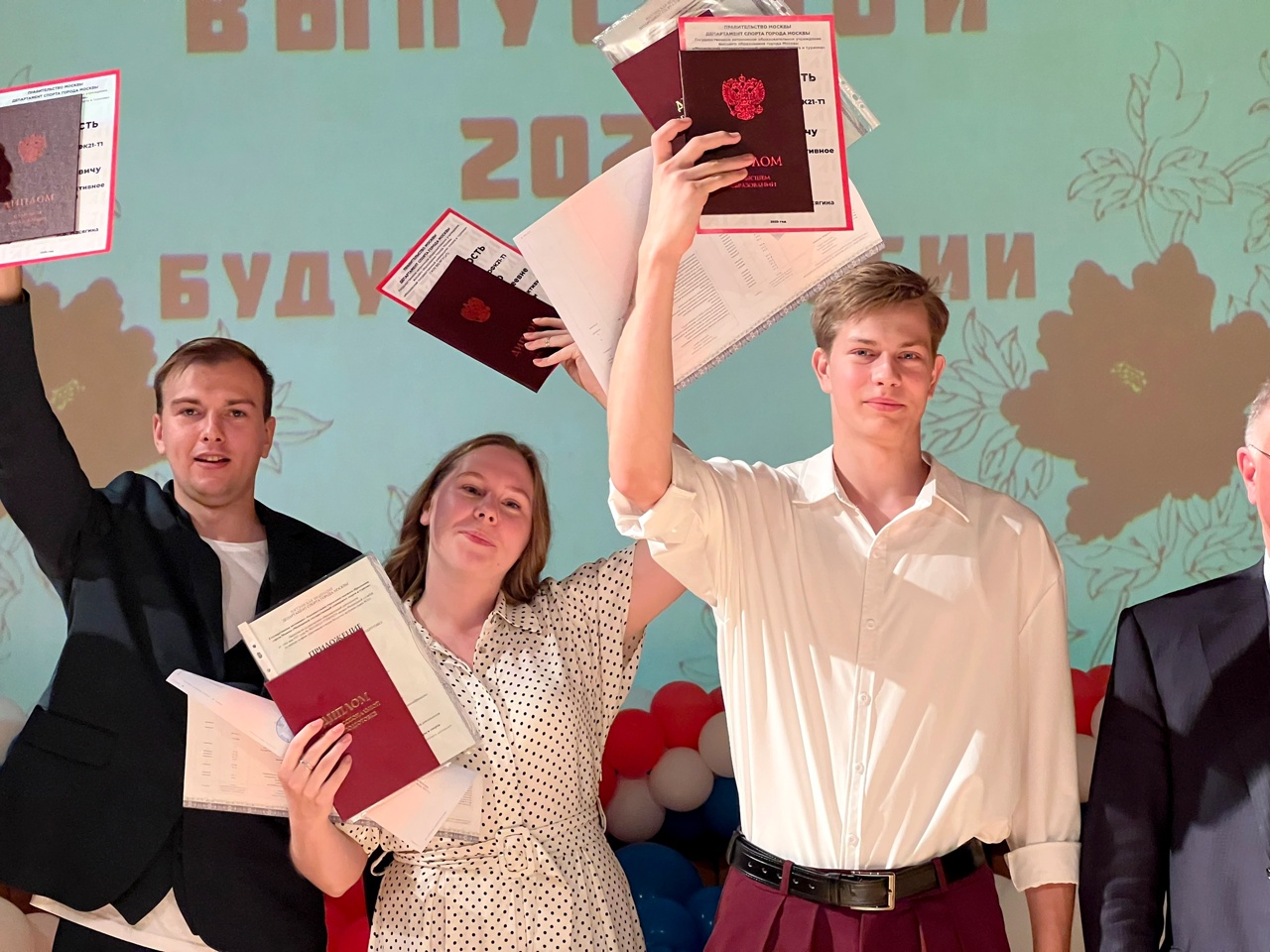 Выпускникам МГУСиТ вручили дипломы о высшем образовании. Фото: страница Московского государственного университета спорта и туризма в социальных сетях
