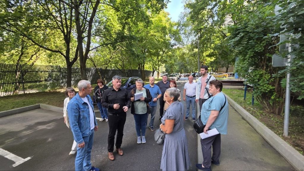 Рабочий обход провели в Чертанове Южном. Фото: официальная страница управы района Чертаново Южное в социальных сетях