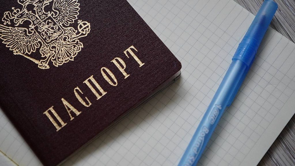 Александр Хинштейн посетил экстерриториальный участок на станции метро «Курская». Фото: Анна Быкова, «Вечерняя Москва»