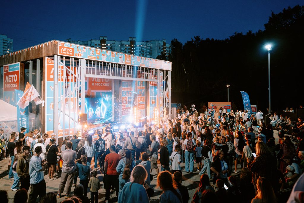 «Неон Фест» провели в Чертанове Южном. Фото: Telegram-канал ОКЦ ЮАО