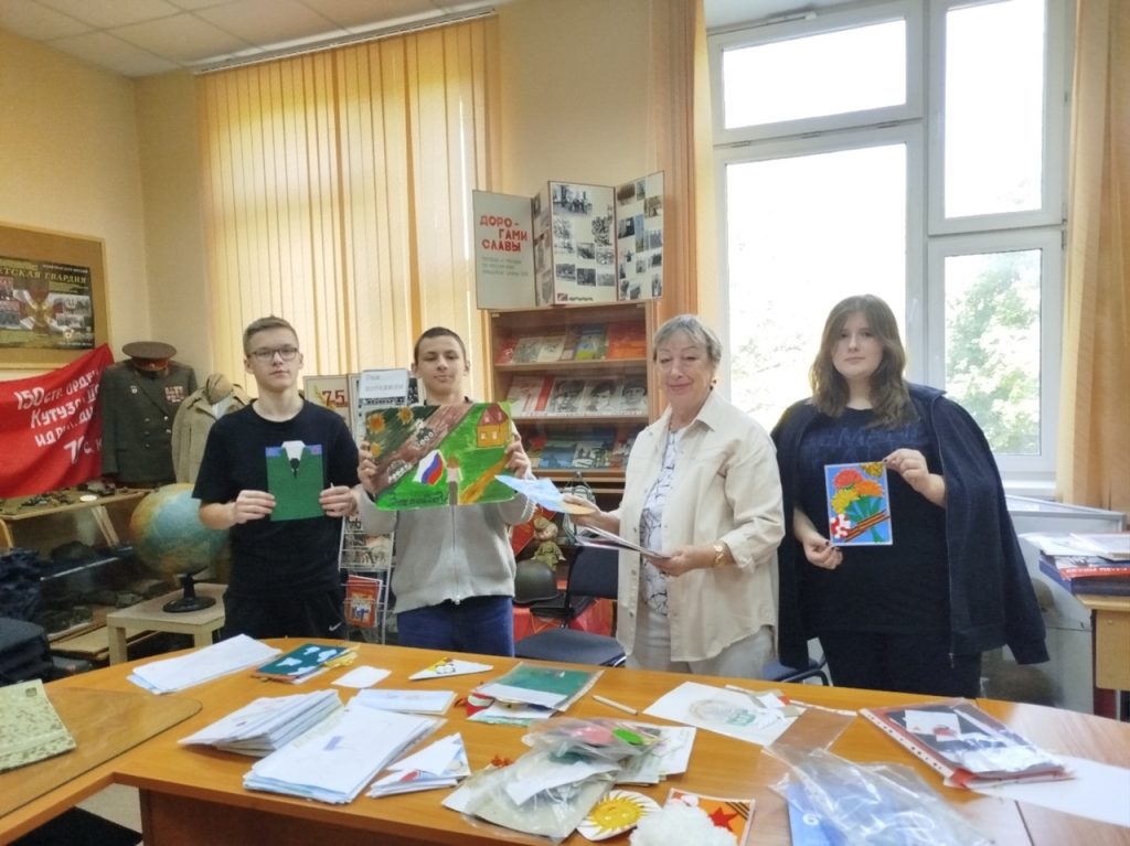 «Письмо солдату»: ученики школы №924 приняли участие в волонтерской акции. Фото: страница школы №924 в социальных сетях 