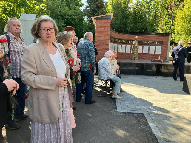 Депутат Елена Смирнова приняла участие в памятной церемонии на Даниловском кладбище. Фото: официальная страница Елены Смирновой в социальных сетях